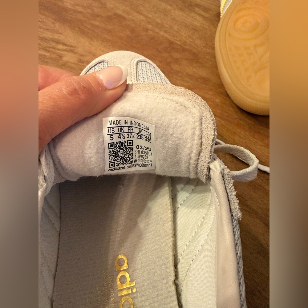 adidas beige sneakers with yellow stripes and light blue heel - Picture 5 of 7